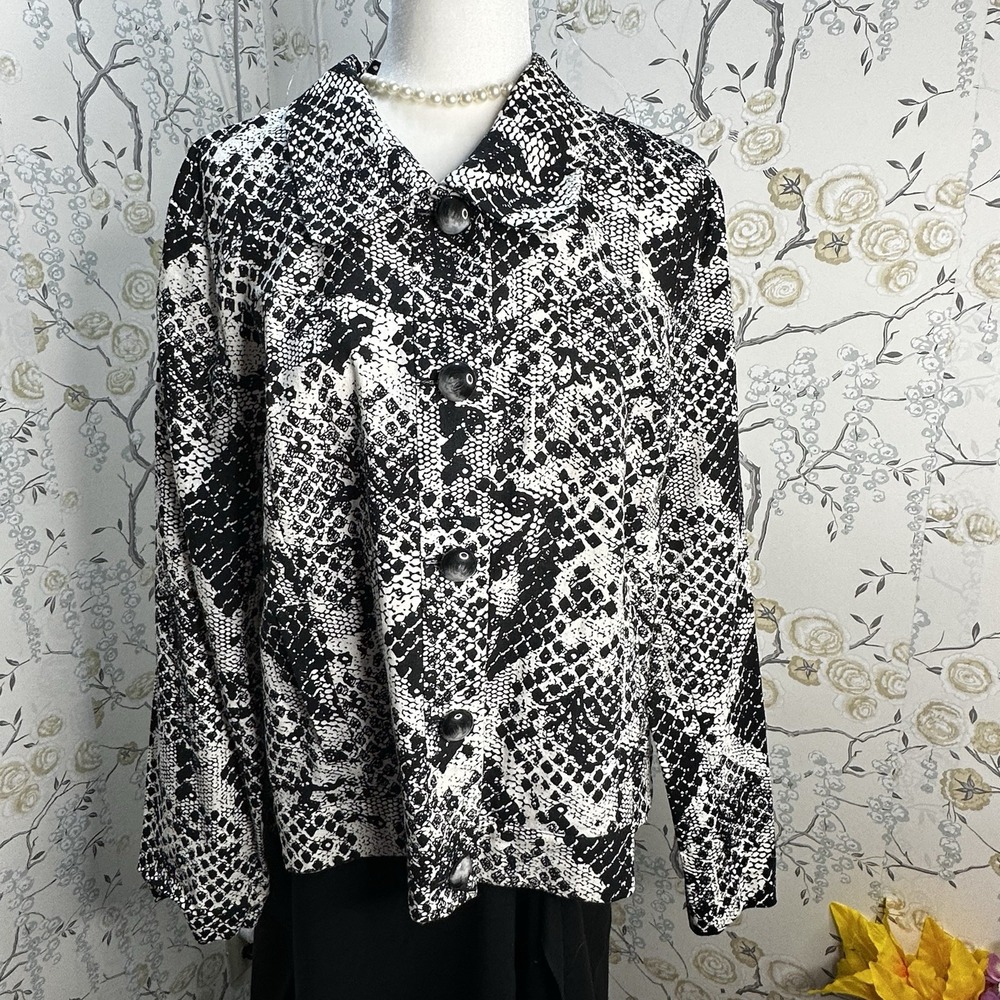 RQT Women's Top/Jacket Sz XL Snake Skin Print Linen Blend‎ Long Sleeves Collared